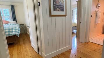 4 bedrooms, desk, iron/ironing board, free WiFi