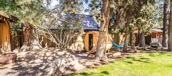 Minutes walk to Downtown, Whychus Creek—4-bedroom, cozy cottage/Private Sauna.