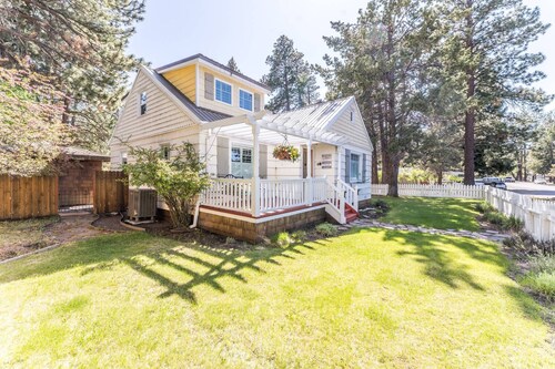 Minutes walk to Downtown, Whychus Creek—4-bedroom, cozy cottage/Private Sauna.