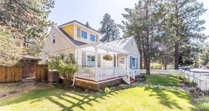 Minutes walk to Downtown, Whychus Creek—4-bedroom, cozy cottage/Private Sauna.