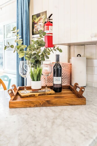 Minutes walk to Downtown, Whychus Creek—4-bedroom, cozy cottage/Private Sauna.