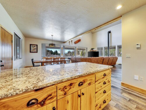 Beautiful High Meadows Cabin Close to the Slopes