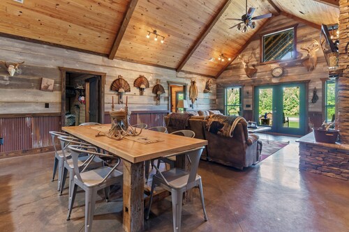 Luxury Cabin on private estate only minutes from Tuscaloosa!