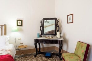 1 bedroom, iron/ironing board, WiFi, bed sheets - Noble palace with sky view in the mountains, near the historic center of Erice (Erice)