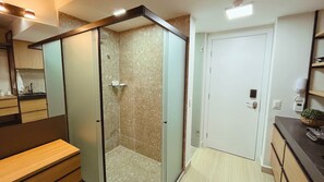 Deluxe Apartment | Bilik Mandi | Pengering rambut, tuala disediakan, sabun, syampu 