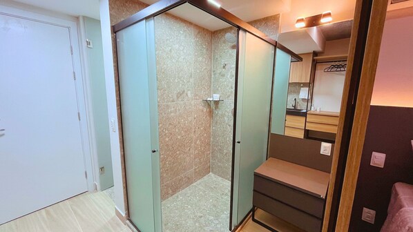 A modern bathroom with a glass shower enclosure, a sink, and a mirror. - Setai Yacht Garden - By Almare Flats (João Pessoa)