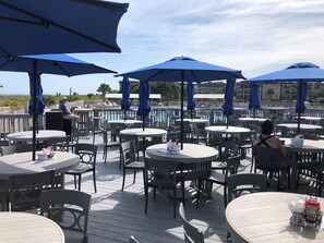 Outdoor dining - Views 4U w/ Coastal Comfort Living - SNOWBIRDS - Beach Access - King Bed - C344 (Hilton Head Island)