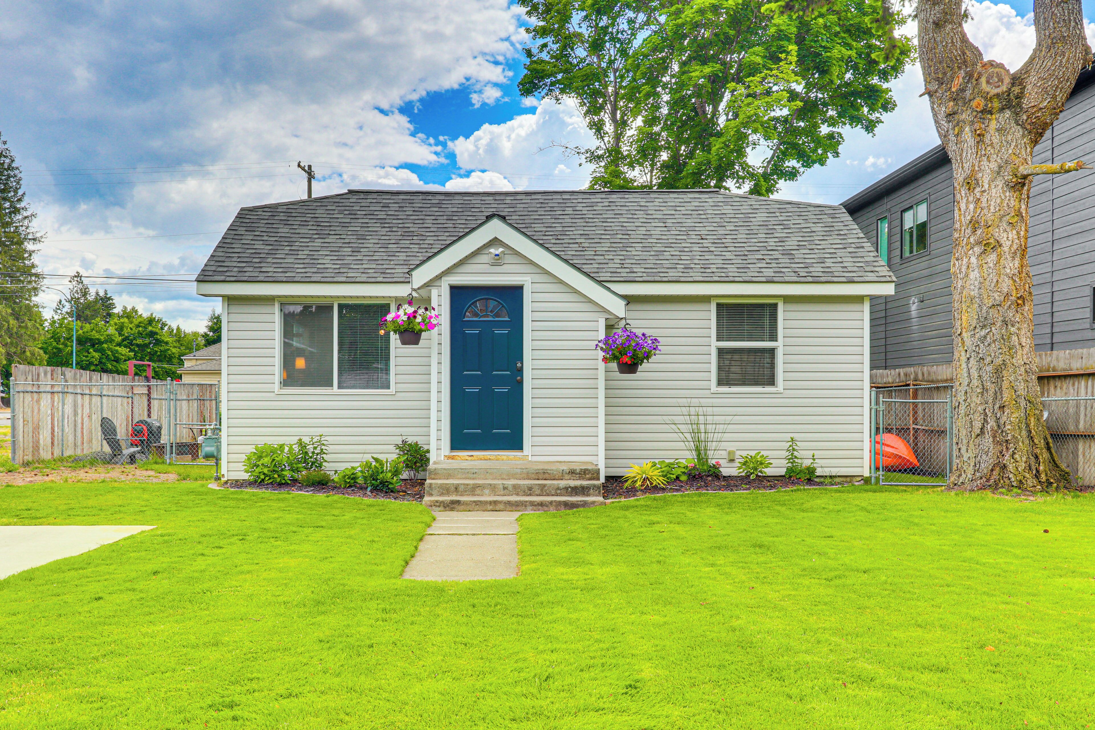Coeur d'Alene Cottage ~ 1 Mi to Downtown!