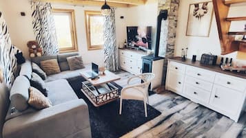 Smart TV, chimenea, reproductor de DVD y biblioteca musical