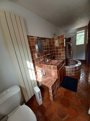 Dusche, Haartrockner, Bidet, Handtücher