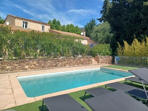 Una piscina al aire libre