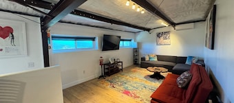 Cozy 1-bedroom artistic loft apartment in peaceful Fallbrook with hi -speed WiFi