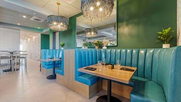 Serveert ontbijt, lunch, diner, Californische gerechten