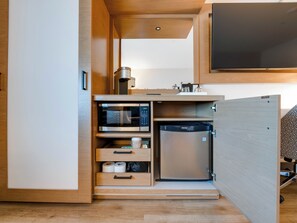 Rom, 1 kingsize-seng, ikke-røyk | Safe på rommet, skrivebord og skrivebord for bærbar PC