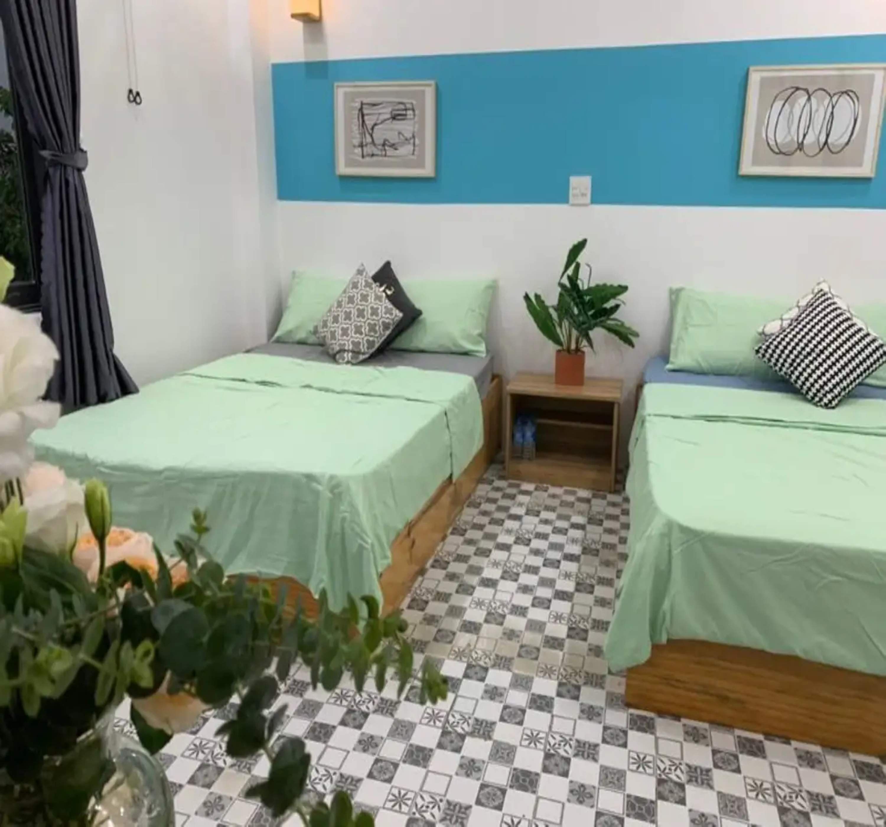 Bureau, espace de travail pour ordinateur portable, rideaux occultants