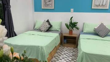 Quarto família | Escrivaninha, espaço de trabalho para notebook, cortinas blackout