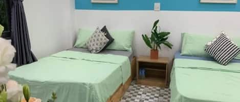 Familiekamer | Een bureau, een laptopwerkplek, verduisterende gordijnen, gratis wifi