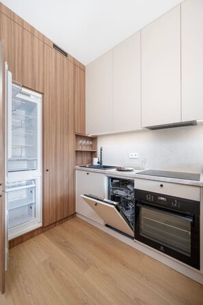 Kühlschrank, Mikrowelle, Ofen, Herdplatte