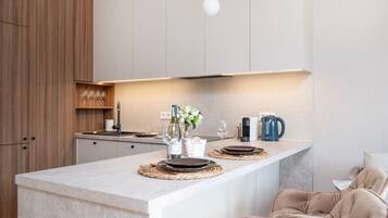 Coffee/tea maker, fridge, microwave, oven