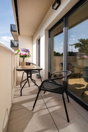 Outdoor dining - Łódź Wólczańska - Workspace & Balcony - by Rentujemy (Łódź)