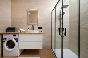Articles de toilette (gratuits), séchoir à cheveux, serviettes fournies