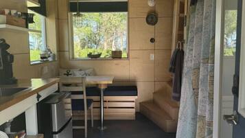 Frigorífico, microondas, cafetera o tetera y utensilios de cocina