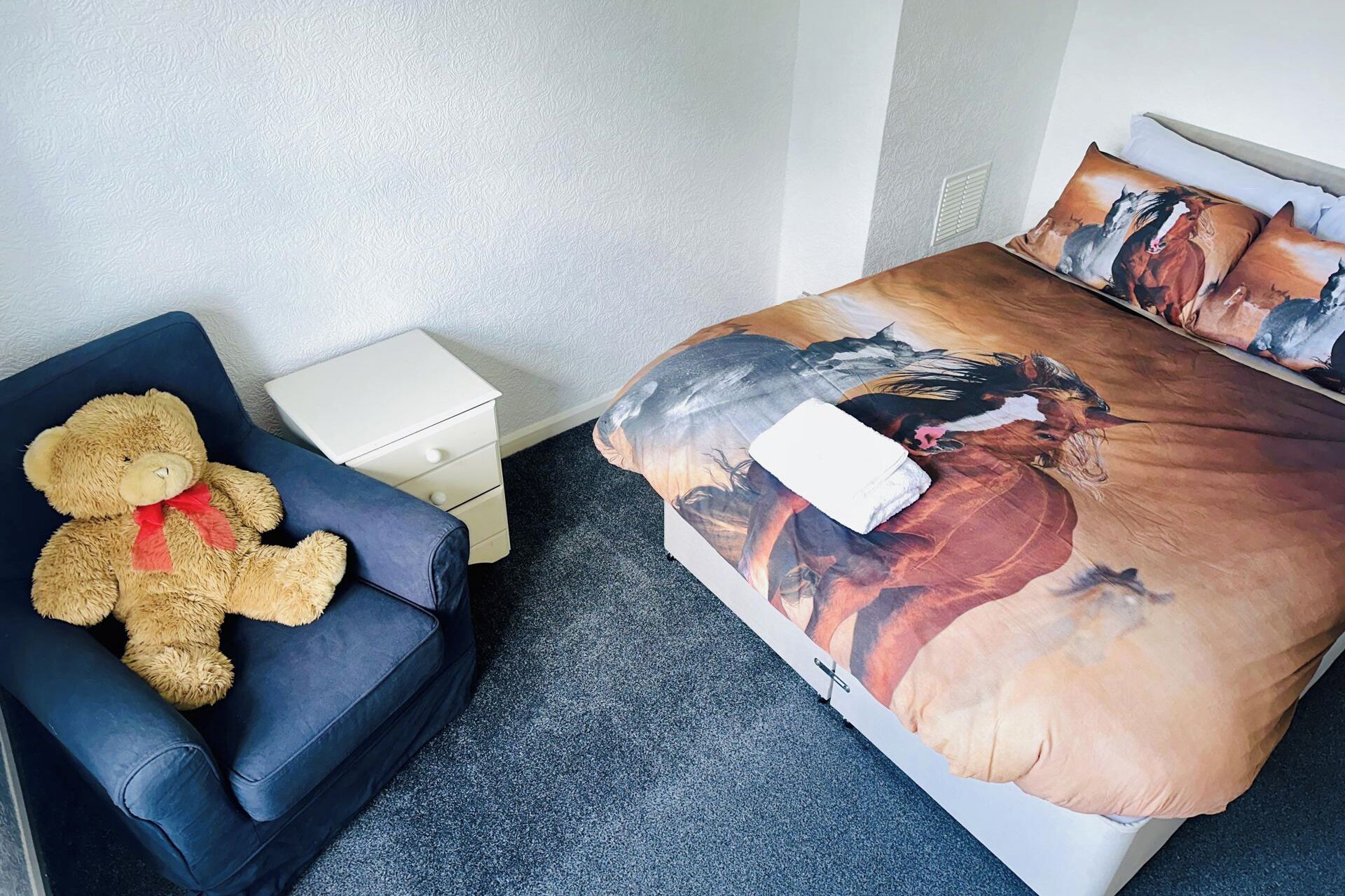 3 chambres, fer et planche à repasser, accès au Wi-Fi (inclus)