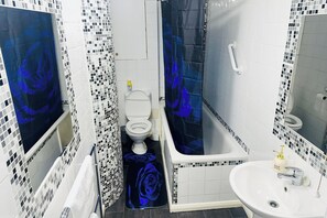 별도의 욕조 및 샤워 시설, 전신 욕조, 무료 세면용품, 헤어드라이어