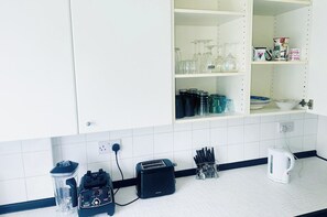 冷蔵庫、電子レンジ、オーブン、コンロ