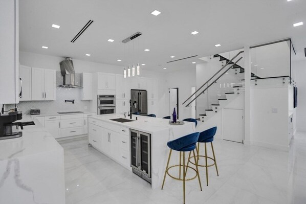 Fridge, microwave, oven, dishwasher - 4 Bedroom Designer Home Next to Shul and Community Pool by RedAwning (Fort Lauderdale)