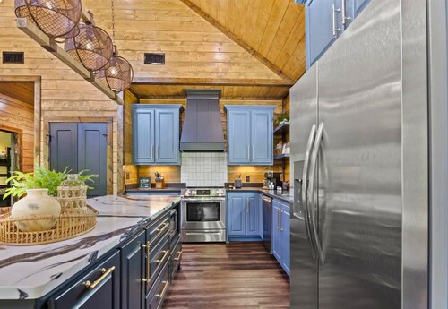 3 Cabins | Pickleball | Heated & Chilled Pools!