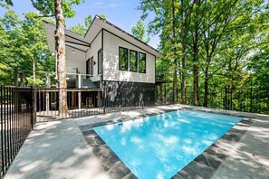 A heated pool - Cozy Retreat | Private Heated Pool | Shuffleboard (Broken Bow)