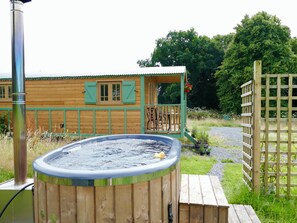 Outdoor spa tub - Romantic Shepherd's Hut with hot tub. Ultimate Dark Skies experience. (Llandeilo)