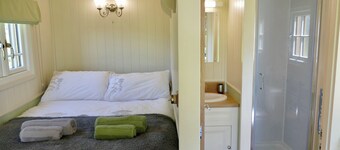 Romantic Shepherd's Hut with hot tub. Ultimate Luxury experience.