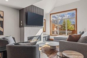 Smart TV, fireplace
