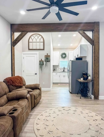 Smart TV. Peaceful Alva Apartment in an Equestrian Barn on 5 acres