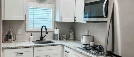 Kühlschrank, Mikrowelle, Herdplatte, Wasserkocher mit Kaffee-/Teezubehör