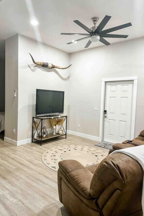 Smart TV - Peaceful Alva Apartment in an Equestrian Barn on 5 acres (Alva)