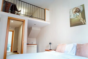 Appartamento, balcone | Una scrivania, ferro/asse da stiro, Wi-Fi gratuito, lenzuola