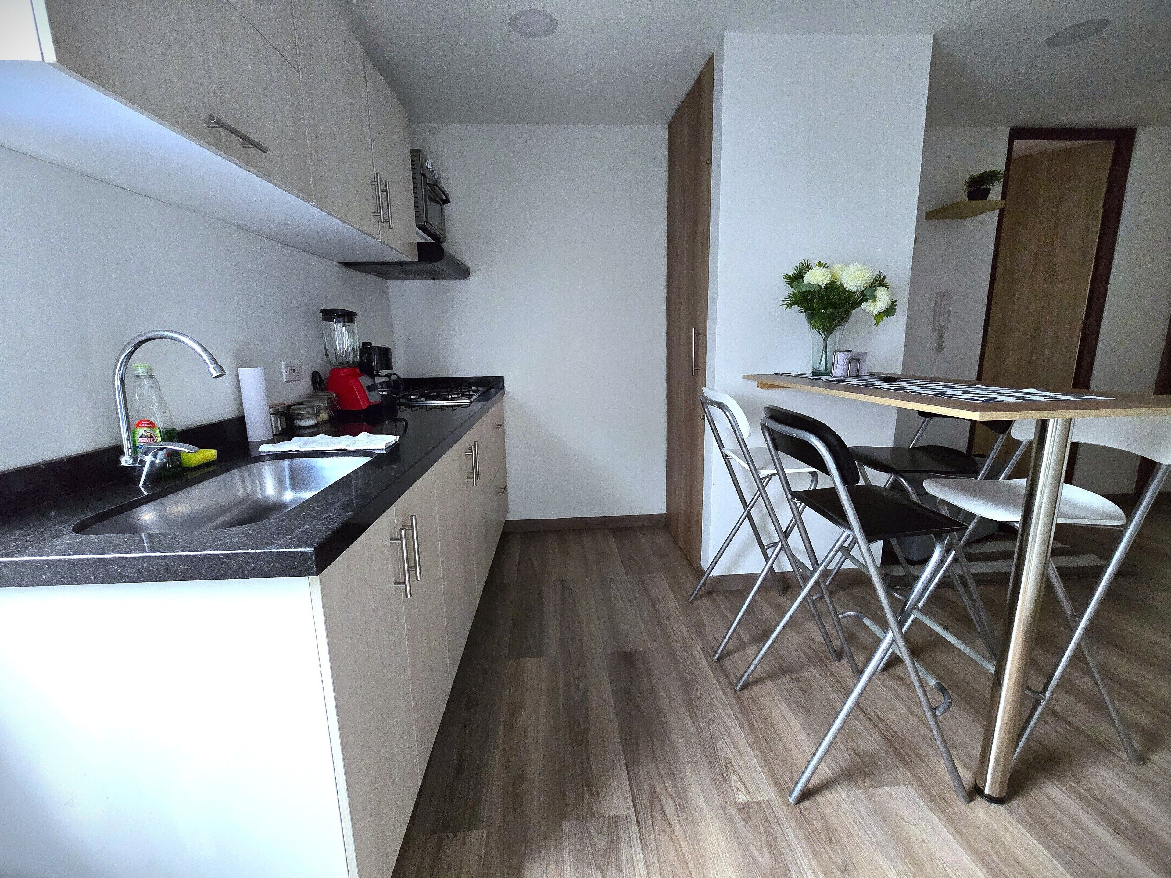 Réfrigérateur, plaque de cuisson, cafetière/bouilloire, blender