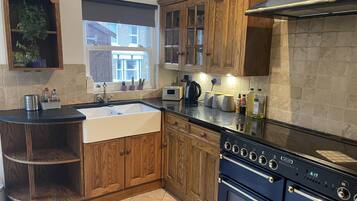 House | Private kitchen | Fridge, microwave, oven, stovetop