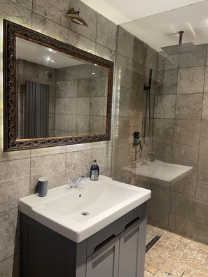 House | Bathroom | Shower, deep soaking tub, hair dryer, towels - Traditional Elegant Spacious English Home, 4bdr (London)