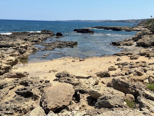 Villa with sea view, spacious areas, and guaranteed tranquility. Pets allowed.