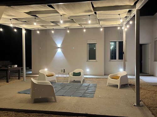 Villa with sea view, spacious areas, and guaranteed tranquility. Pets allowed.