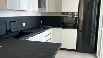 Refrigerador, microondas, horno y parrilla de estufa