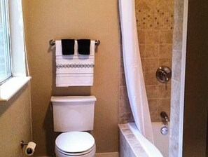 Bathroom - 2-bedroom apartment in enchanting Fort Worth with AC (Fort Worth)