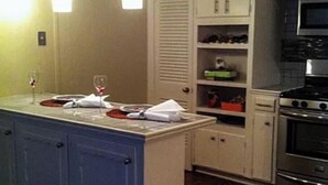 A kitchen with a stove, oven, and cabinets. - 2-bedroom apartment in enchanting Fort Worth with AC (Fort Worth)