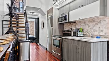 Kylskåp, mikrovågsugn, ugn och spishäll