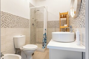 House, Garden View | Bathroom | Shower, hair dryer, towels, soap - Villetta Emanuela (Syracuse)