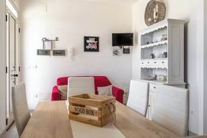 Hus - utsikt mot trädgården | Eget kök | Stort kylskåp, mikrovågsugn, spishäll och espressobryggare